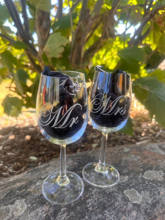 Wine glasses personalised , Materials: HenPartyFavors, EngravedGifts, PersonalizedGlassware, EngravedPartyDecor,